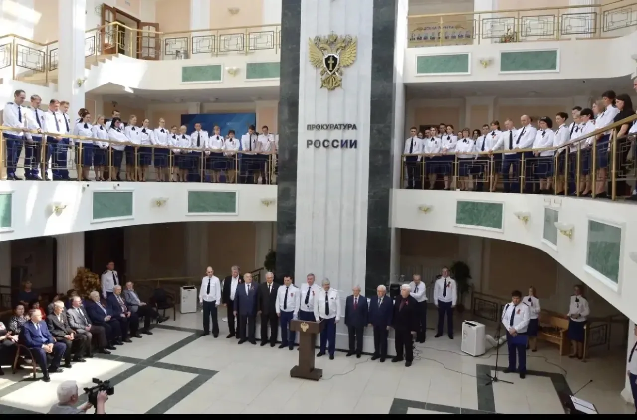 В прокуратуре Омской области у мемориала ветеранам Великой Отечественной войны прошло торжественное 