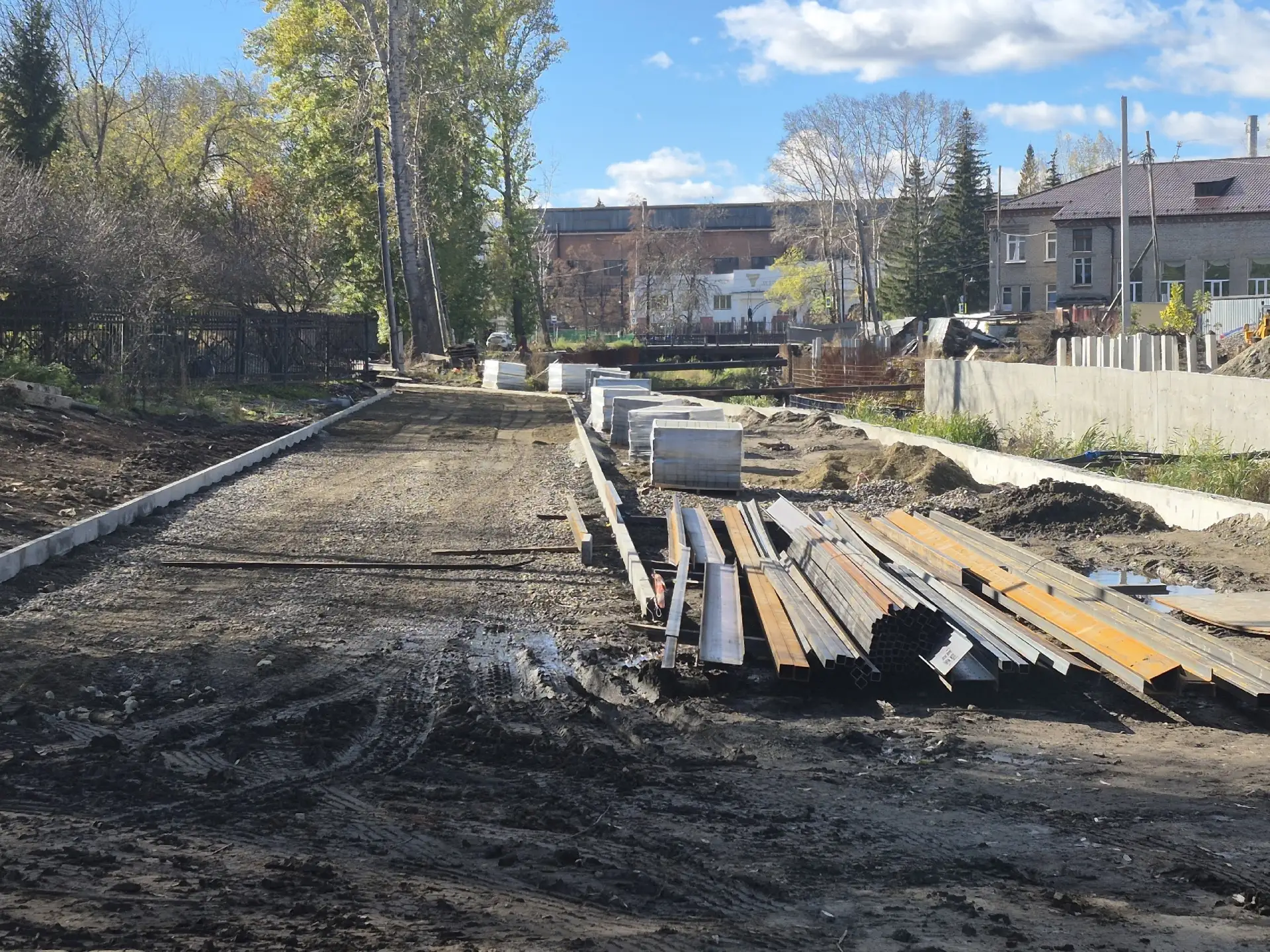 В центре на набережной реки Кыштымка продолжаются работы по благоустройству
