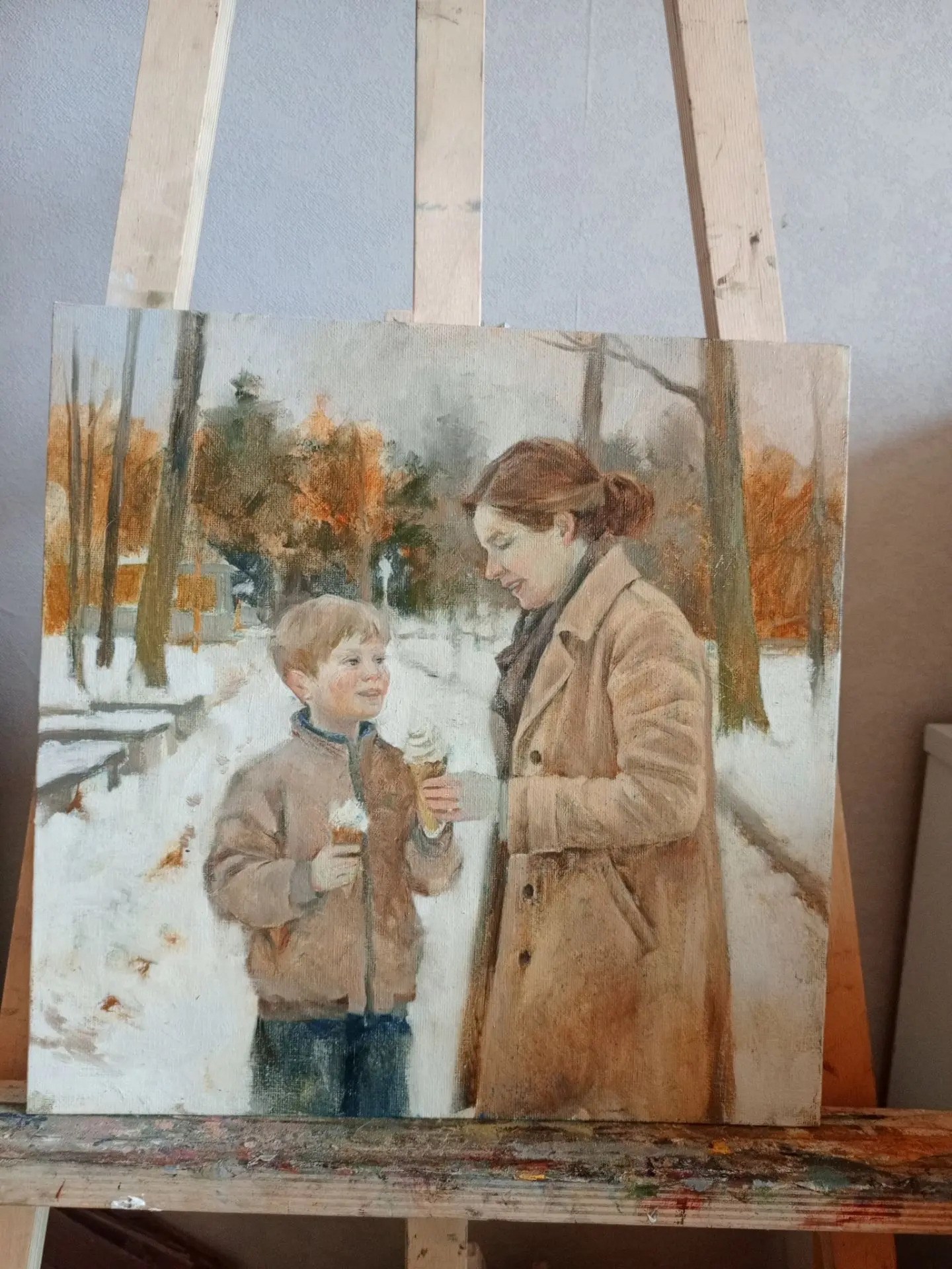 Осенний парк, неспешная прогулка, мама и сын. В этом небольшом сюжете — тепло, которое ...