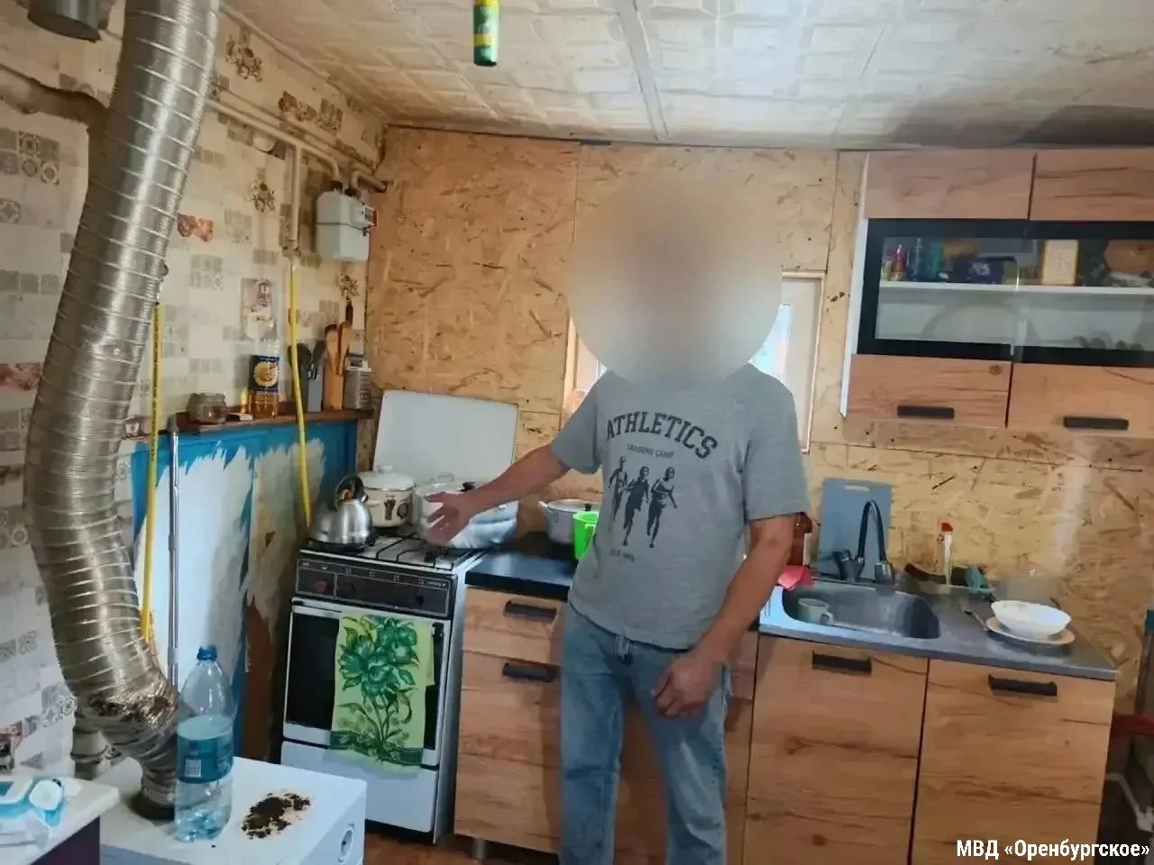 🥬 Оренбуржец «жарил» коноплю на кухне, когда к нему приехали полицейские
