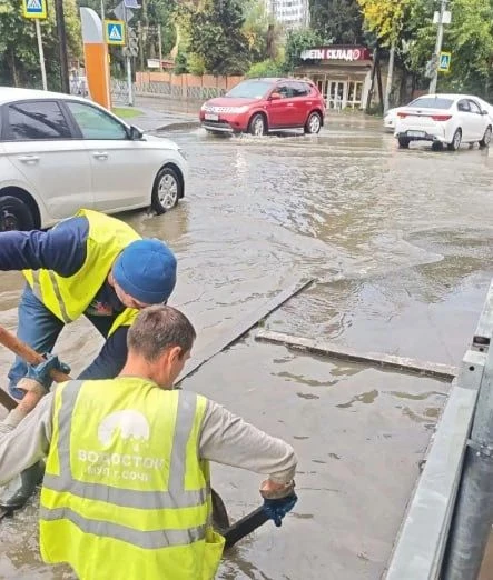 🌧 Как и обещали синоптики, ночь в Сочи выдалась дождливой — «Водостоку» пришлось пораб...