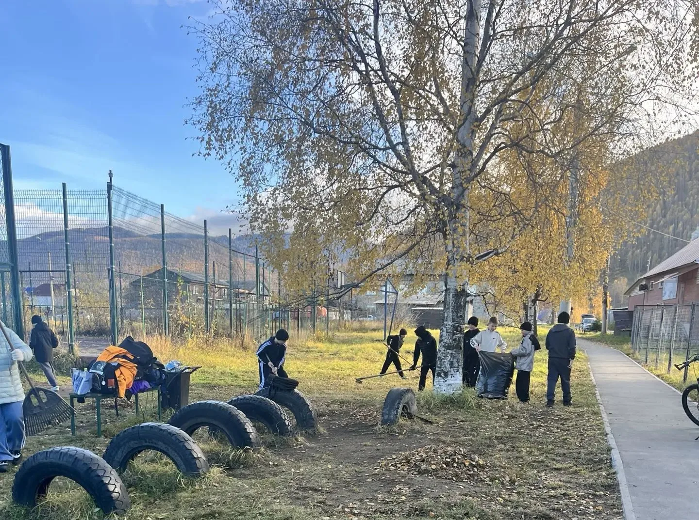 Спортсмены на субботнике: учащиеся отделений самбо и бокса привели в порядок территорию...