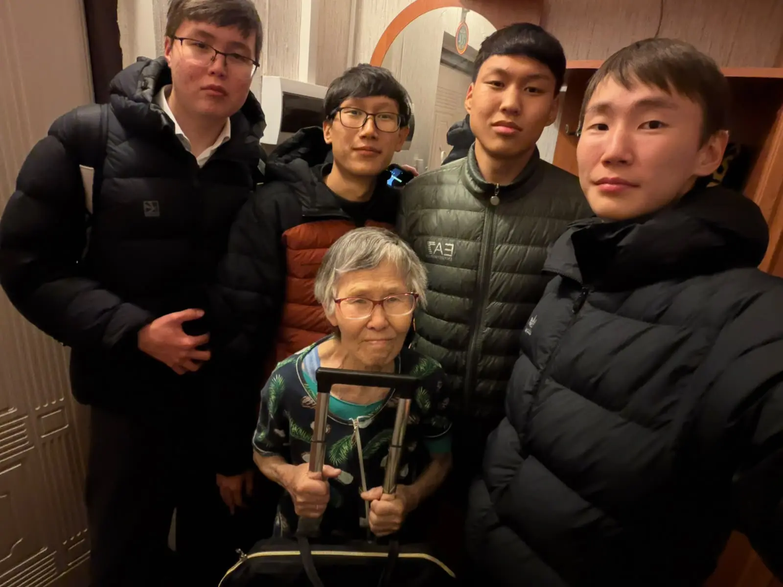 «Түмэн" оҕо хамсааһынын уолаттара бүгүн тетя Катяҕа баран көмө буолан кэллилэр. Өссө да...