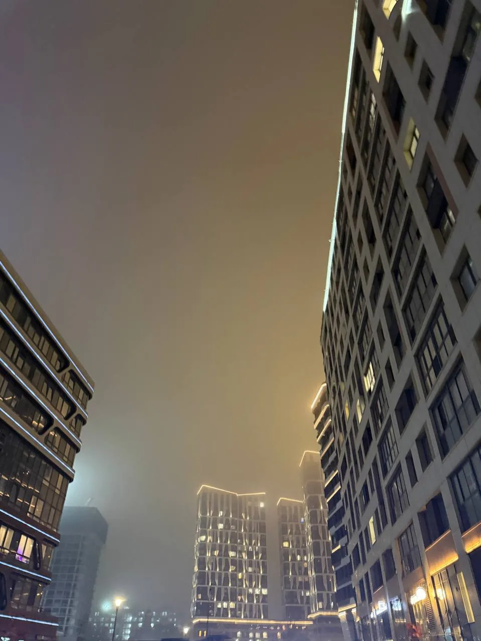 😶‍🌫️ Столицу окутал туман.