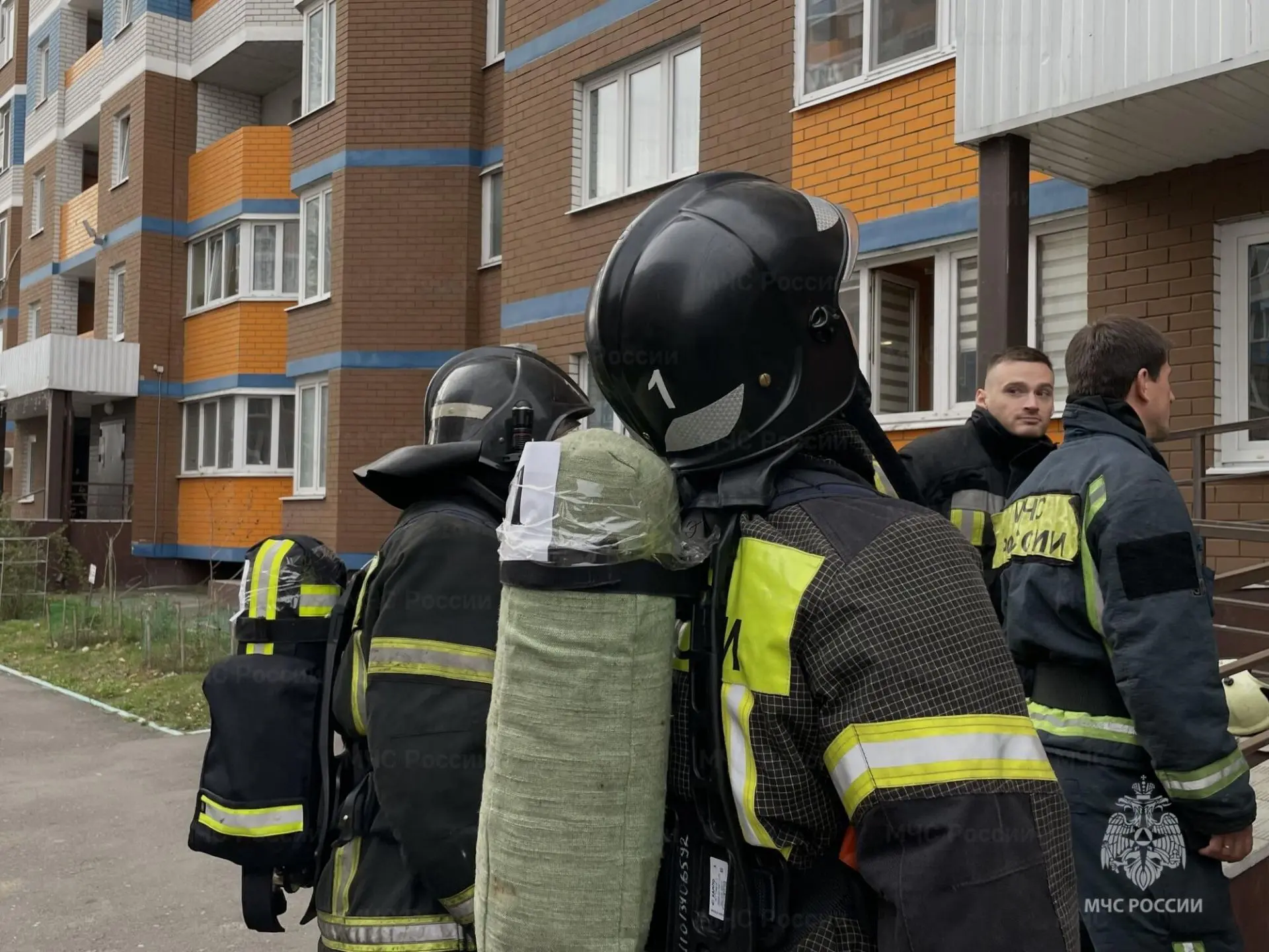 🚒 В Брянске прошли зрелищные соревнования «Вертикальный вызов», где 20 пожарных провер...