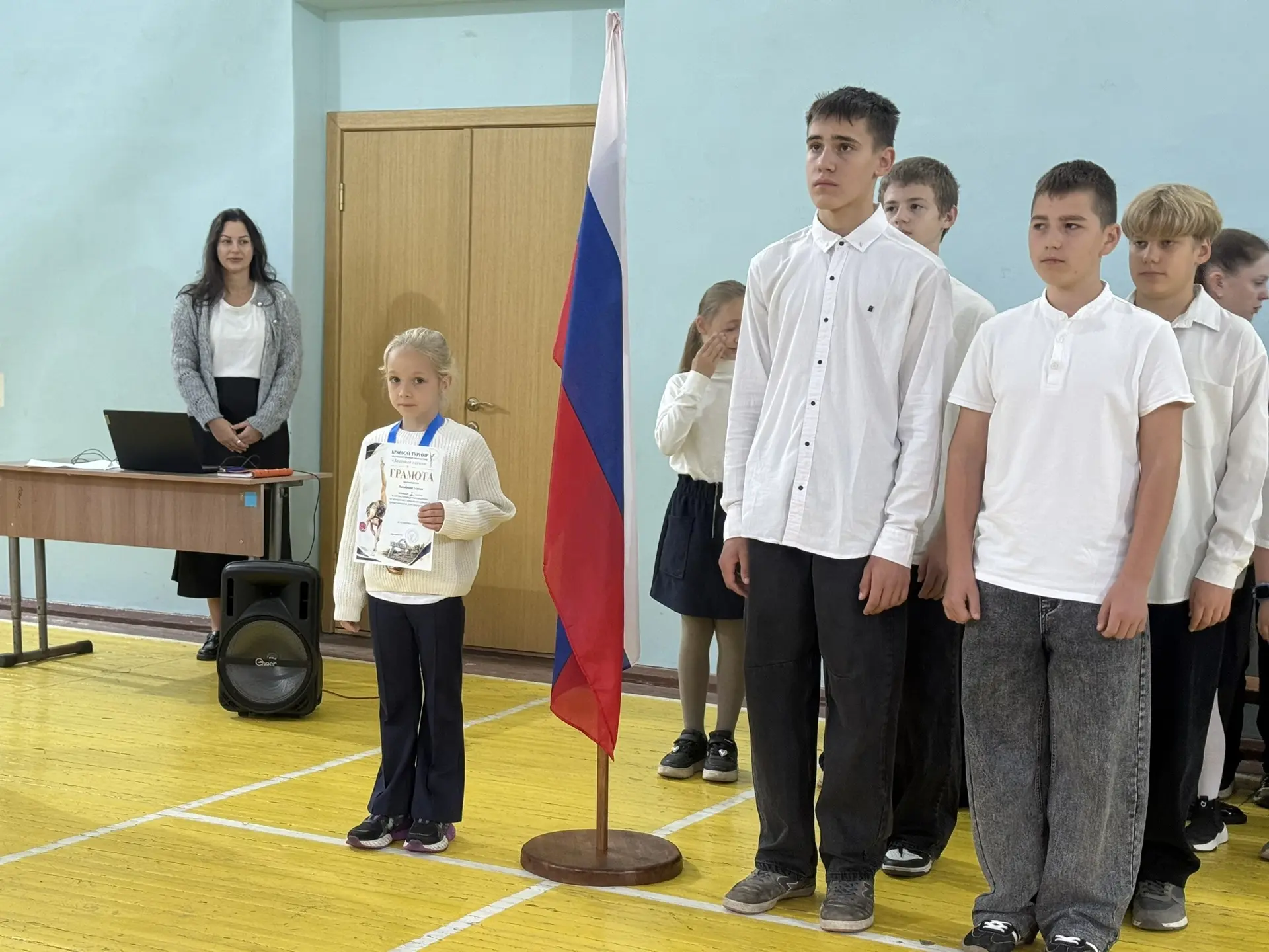 Сегодня на школьной линейке мы чествовали нашу гордость — ученицу 1А класса Михайлову Е...