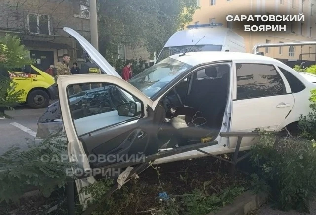 ДТП произошло на улице Шехурдина в Саратове. 23-летний молодой человек собственник авто...