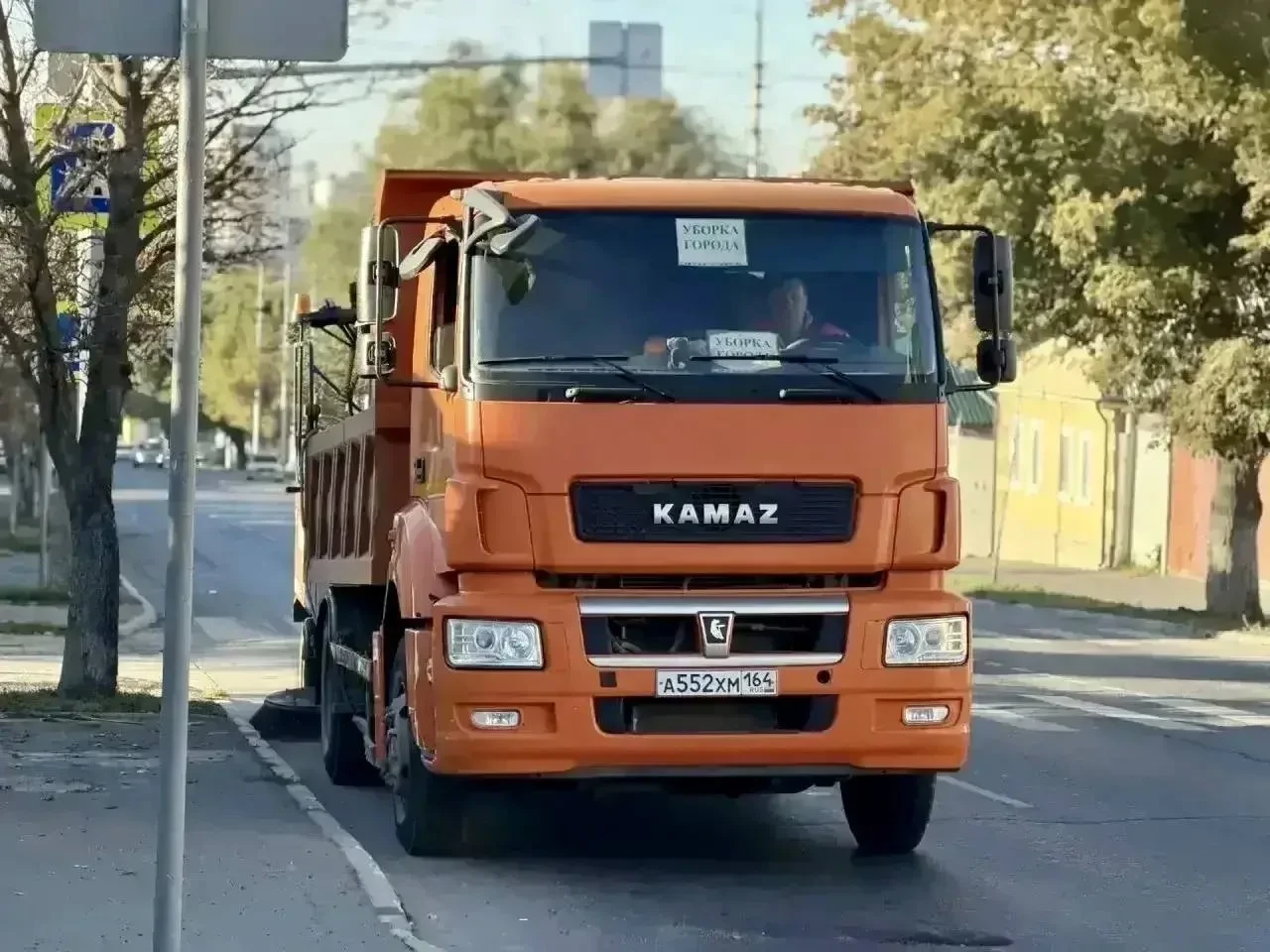 🚧 В Энгельсе продолжается уборка улиц