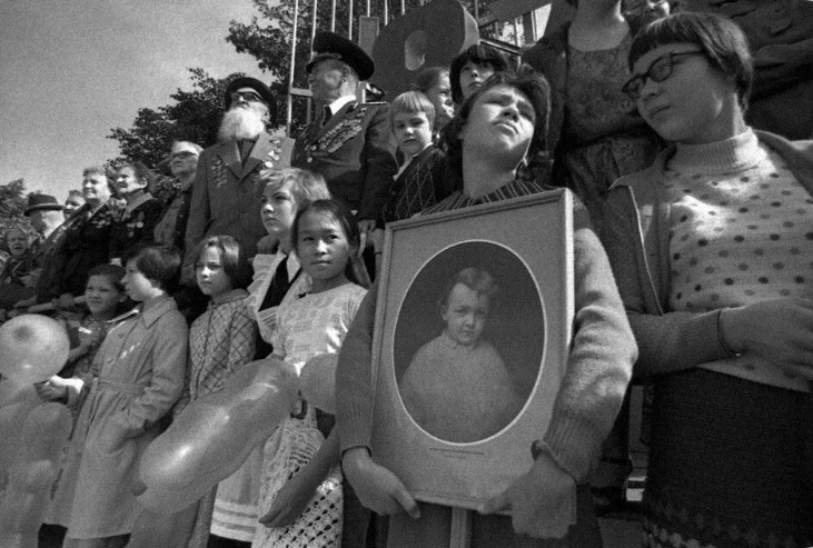 Ленин- всегда живой, Ленин всегда со мной - нас так учили! И никто его не забывает!