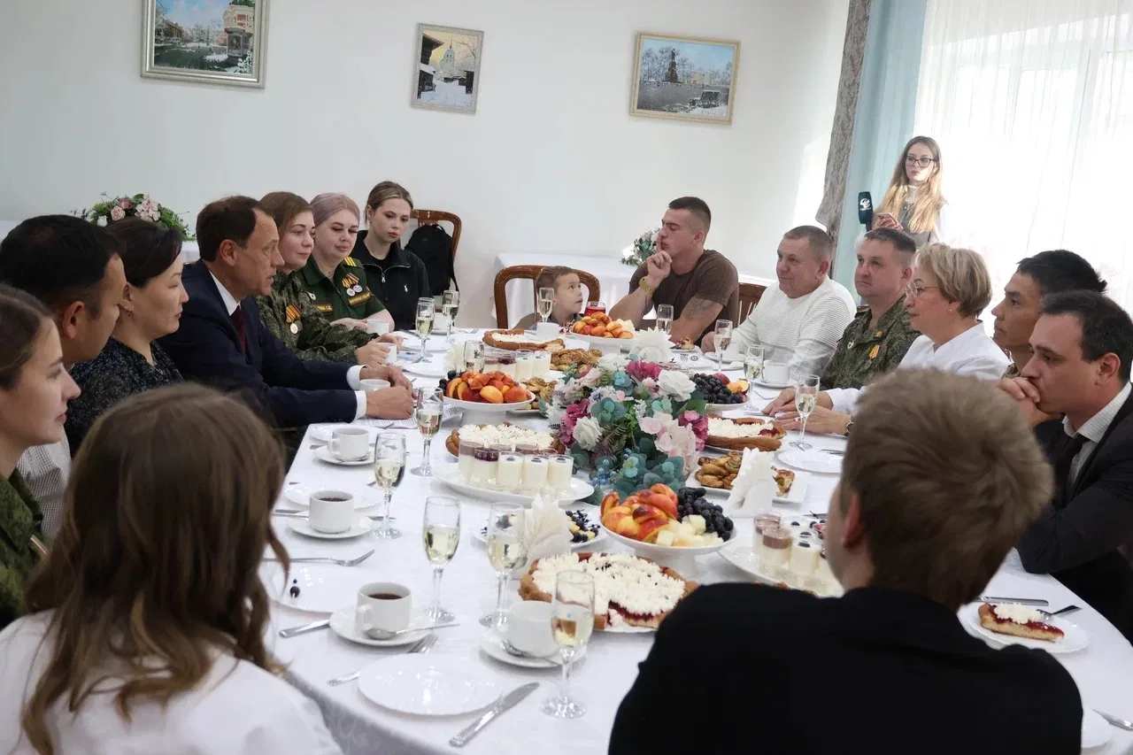 ТАМ, НА ПЕРЕДОВОЙ!)