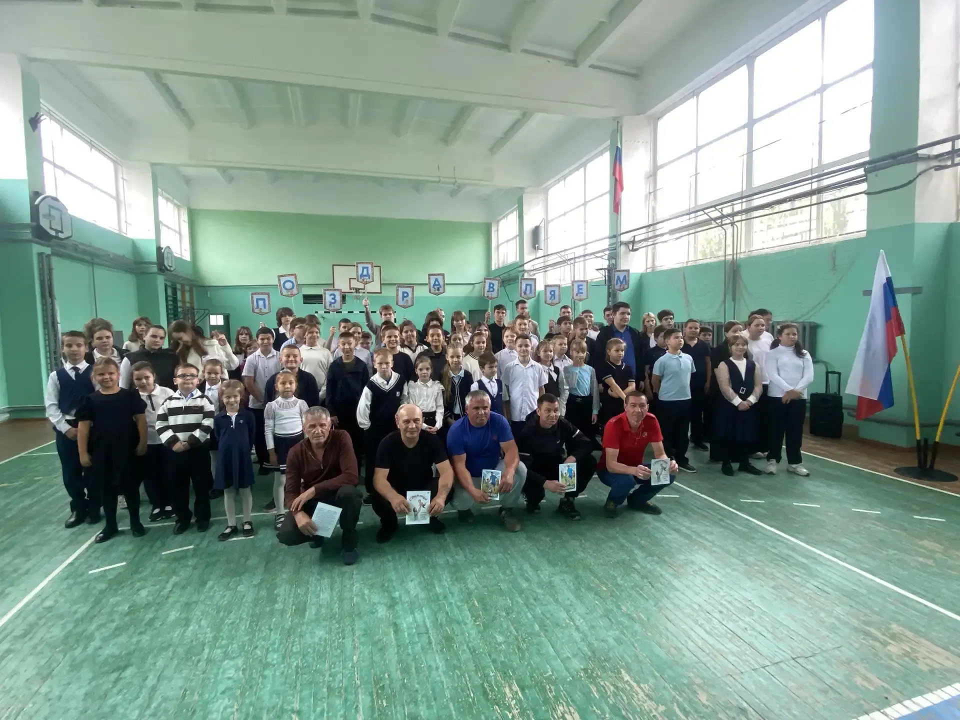 "Отцы в строю — дети здоровы! До встречи на зарядке! 🤝 🍎 ⚽️"