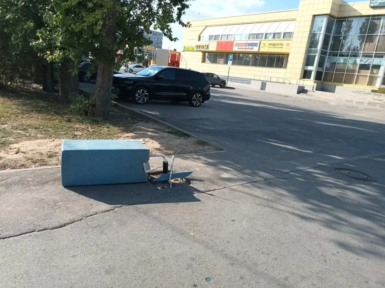 В 18-м микрорайоне Волжского, рядом с ТЦ Волжский Пассаж, неизвестные вырвали питьевой ...