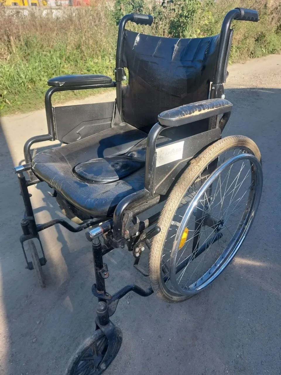 Продам инвалидную коляску и памперсы.