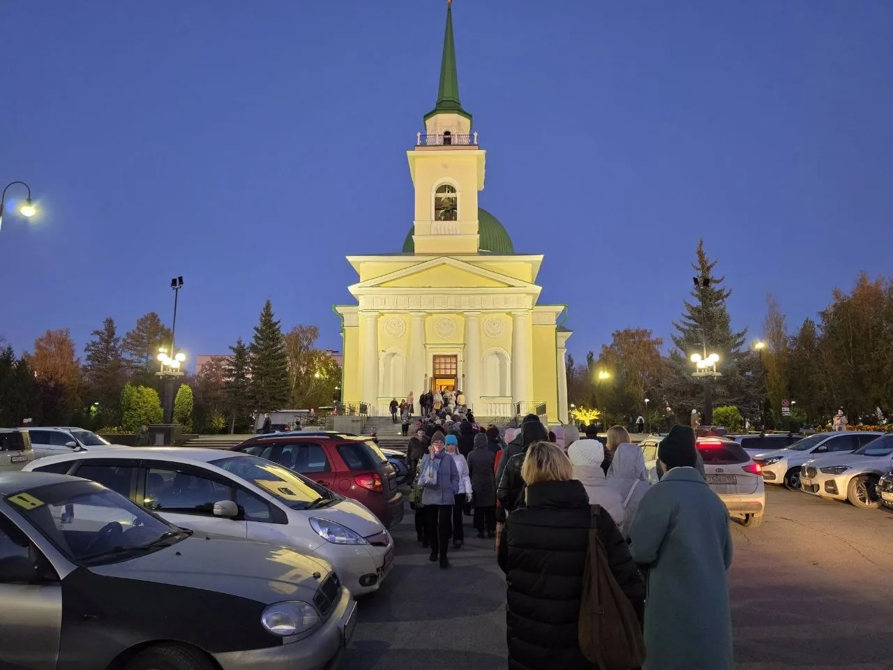 🙏 Огромная очередь выстроилась к Поясу Пресвятой Богородицы в Омске.