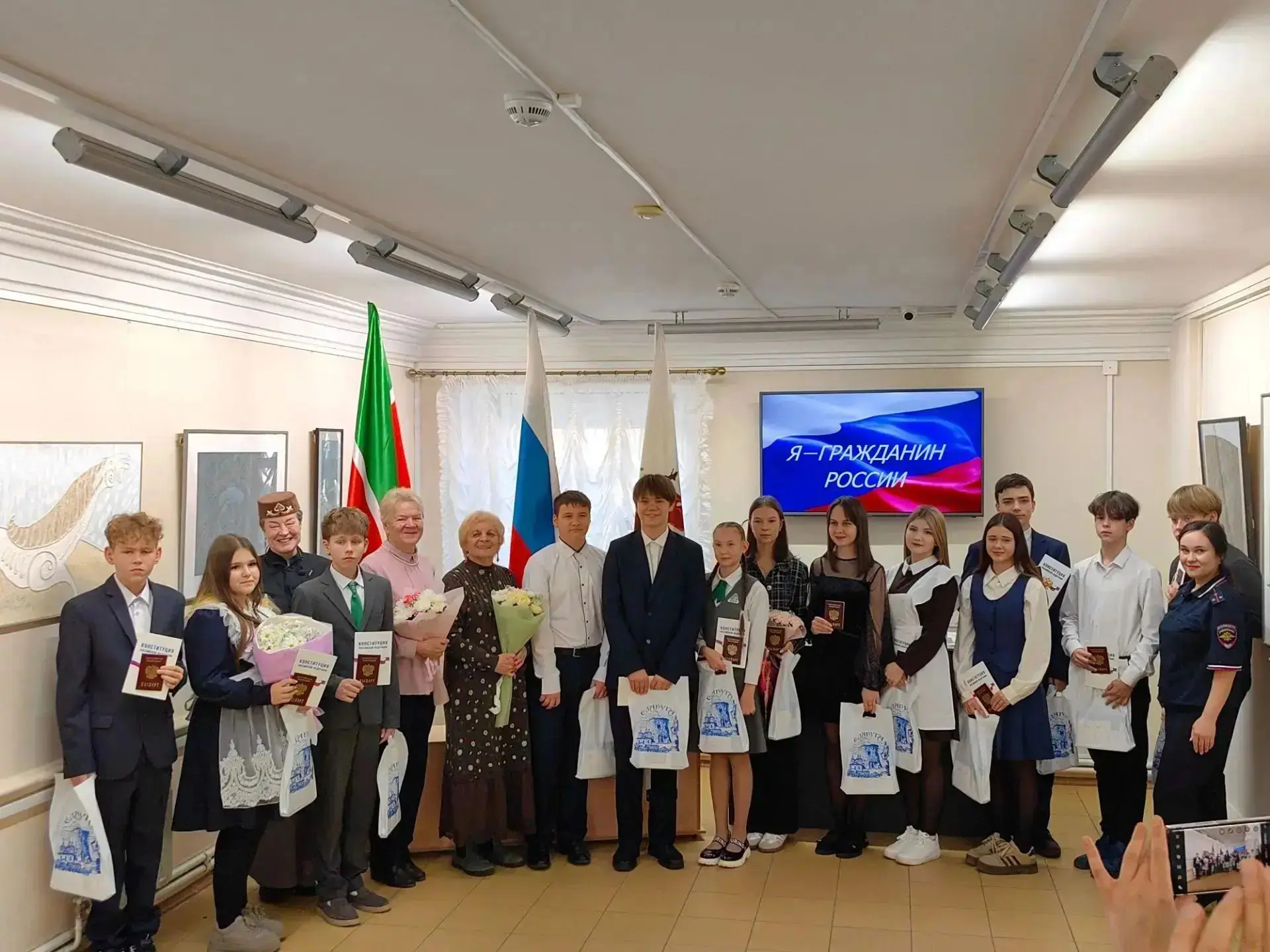 📚💐8 октября в выставочном зале состоялась торжественная церемония вручения паспортов ...