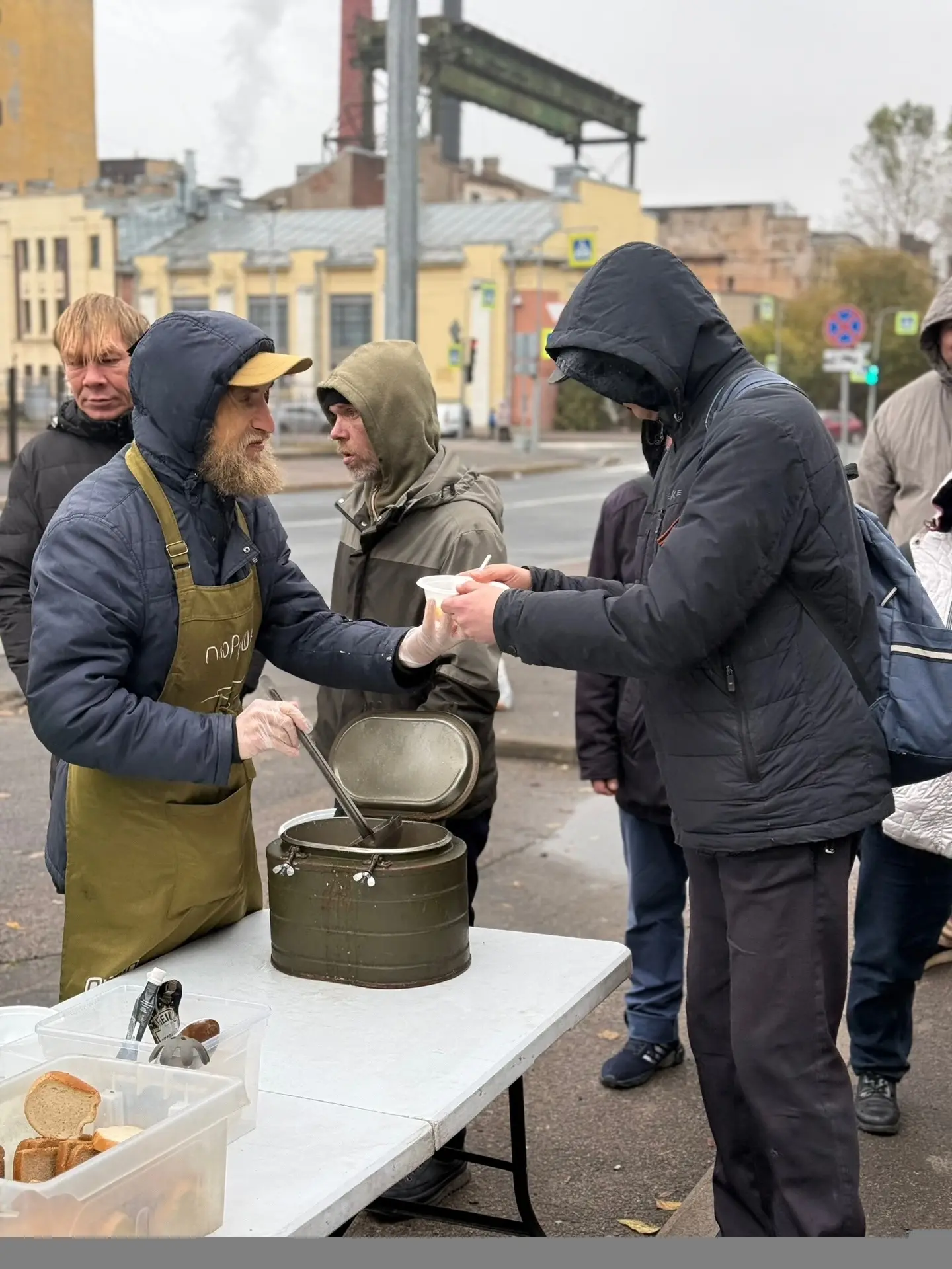 Каждая наша раздача создаётся руками, ногами и головами наших волонтеров. А ещё машинам...