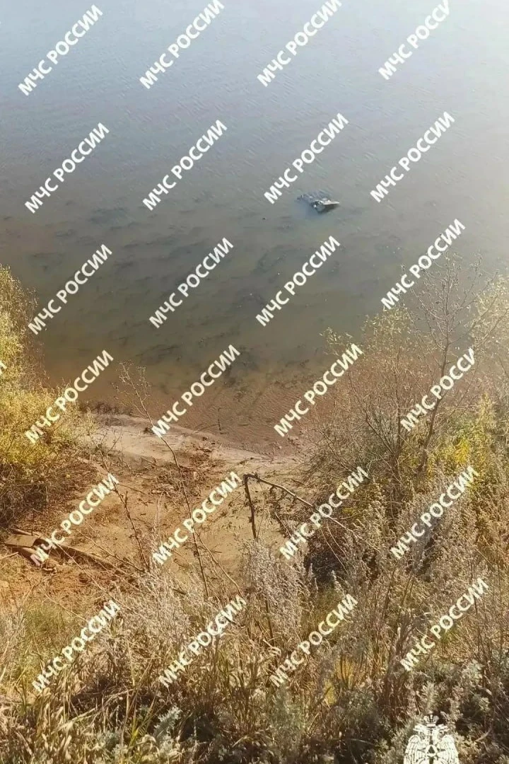 Машина упала с обрыва в реку под Казанью, двое утонули