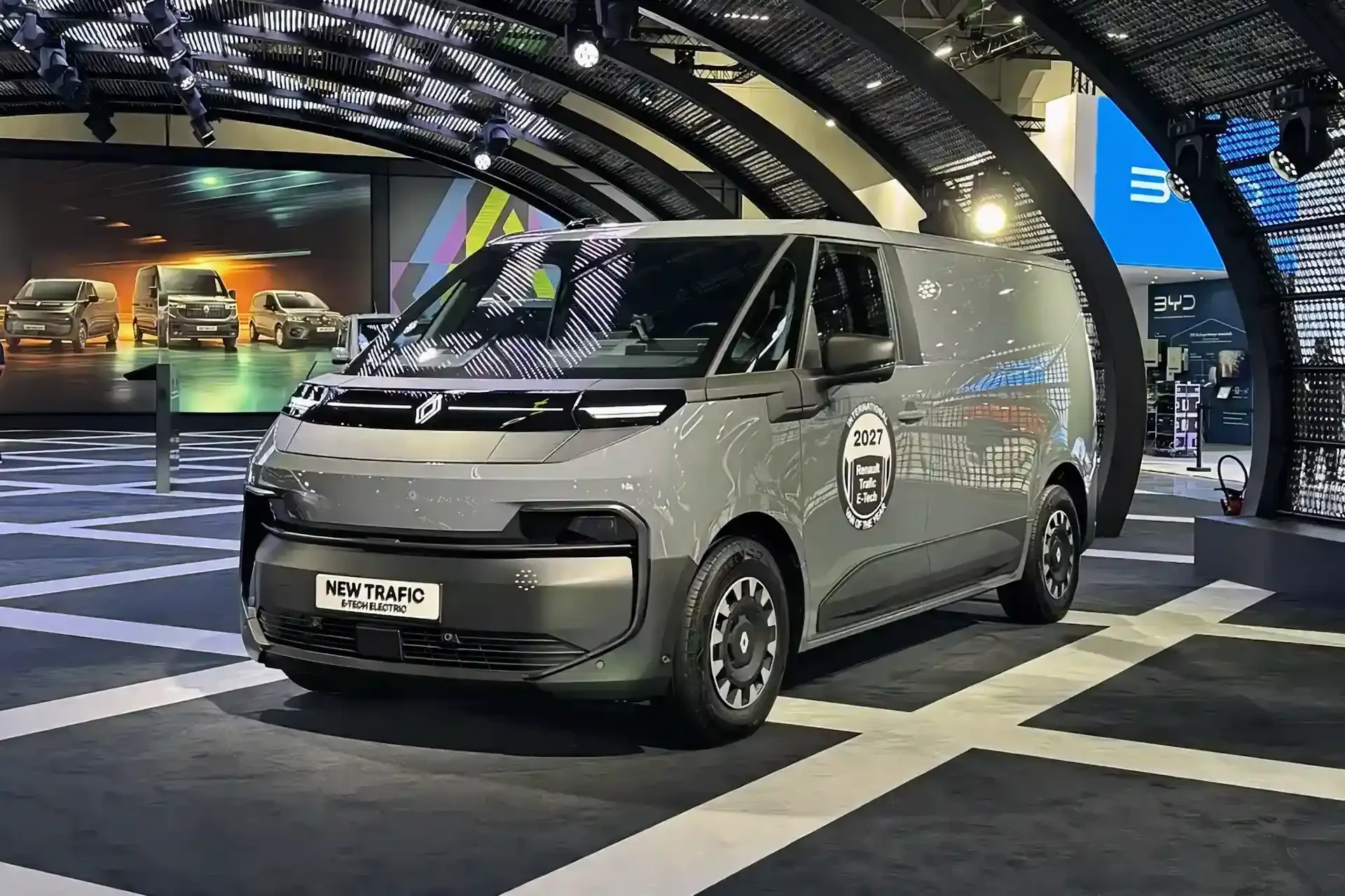 Новый электрический фургон Renault Trafic E-Tech представили в рамках автосалона в Париже