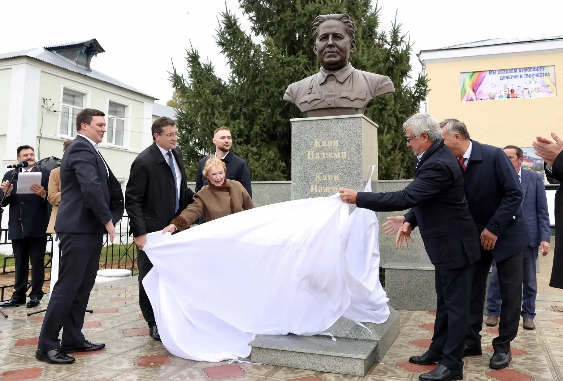 Памятник основоположнику татарской советской литературы Кави Наджми открыли в Нижегород...