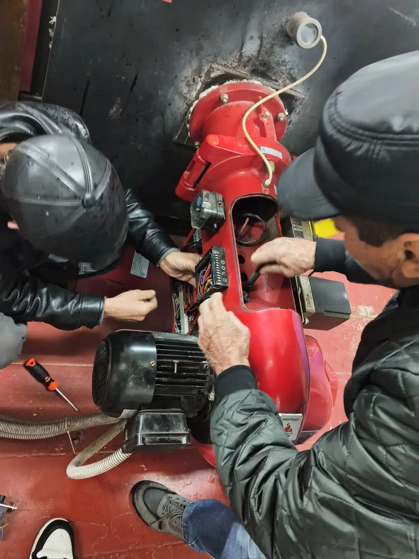 🔧 Надёжная работа котла - в деталях: ремонт вентилятора горелки в ТКУ с. Головчино!