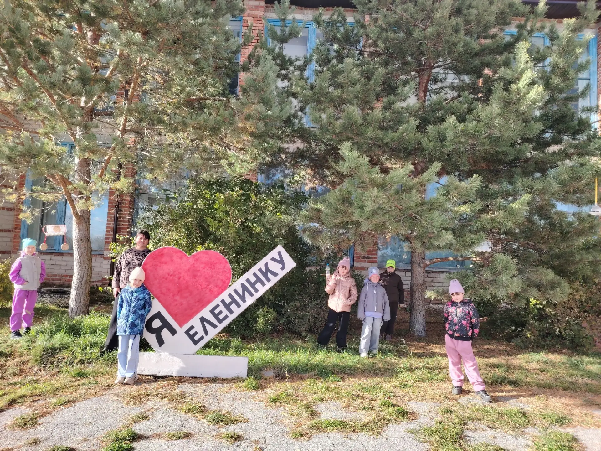 8 октября, в Доме Культуры села Еленинка, прошёл мастер-класс по изготовлению кормушек....