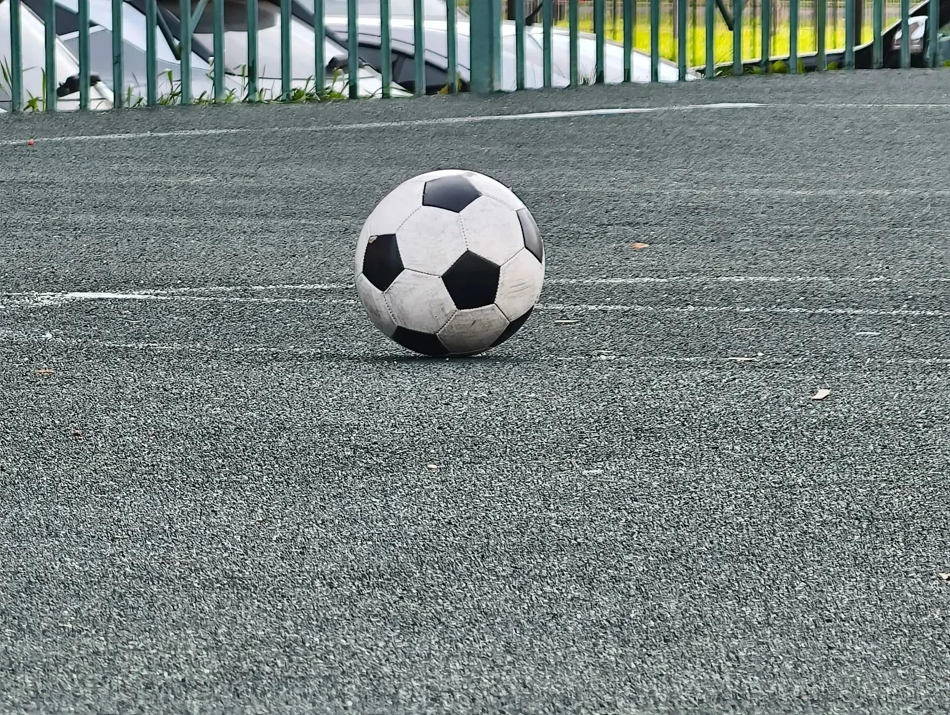 На футбольном поле у дома №12 по улице Тюленина уложено резиновое покрытие ⚽️