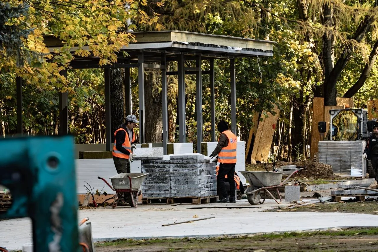 🚧 В Кузьминках на центральной аллее ведутся интенсивные работы