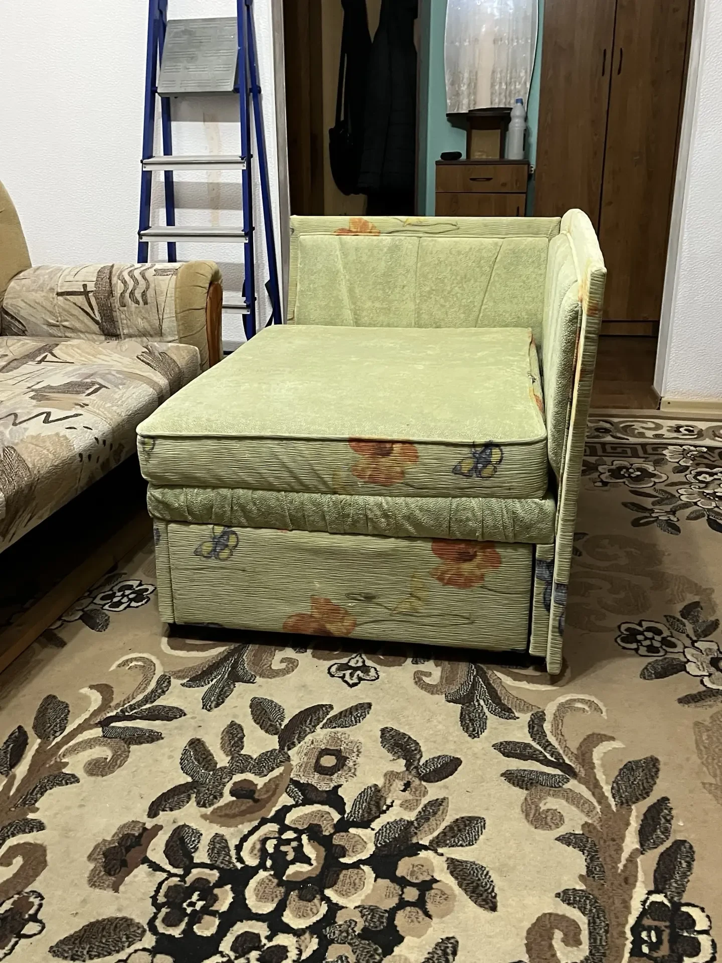 Очень хорошая детская кровать она раздвигается из дерева матрас хороший не порванный да...