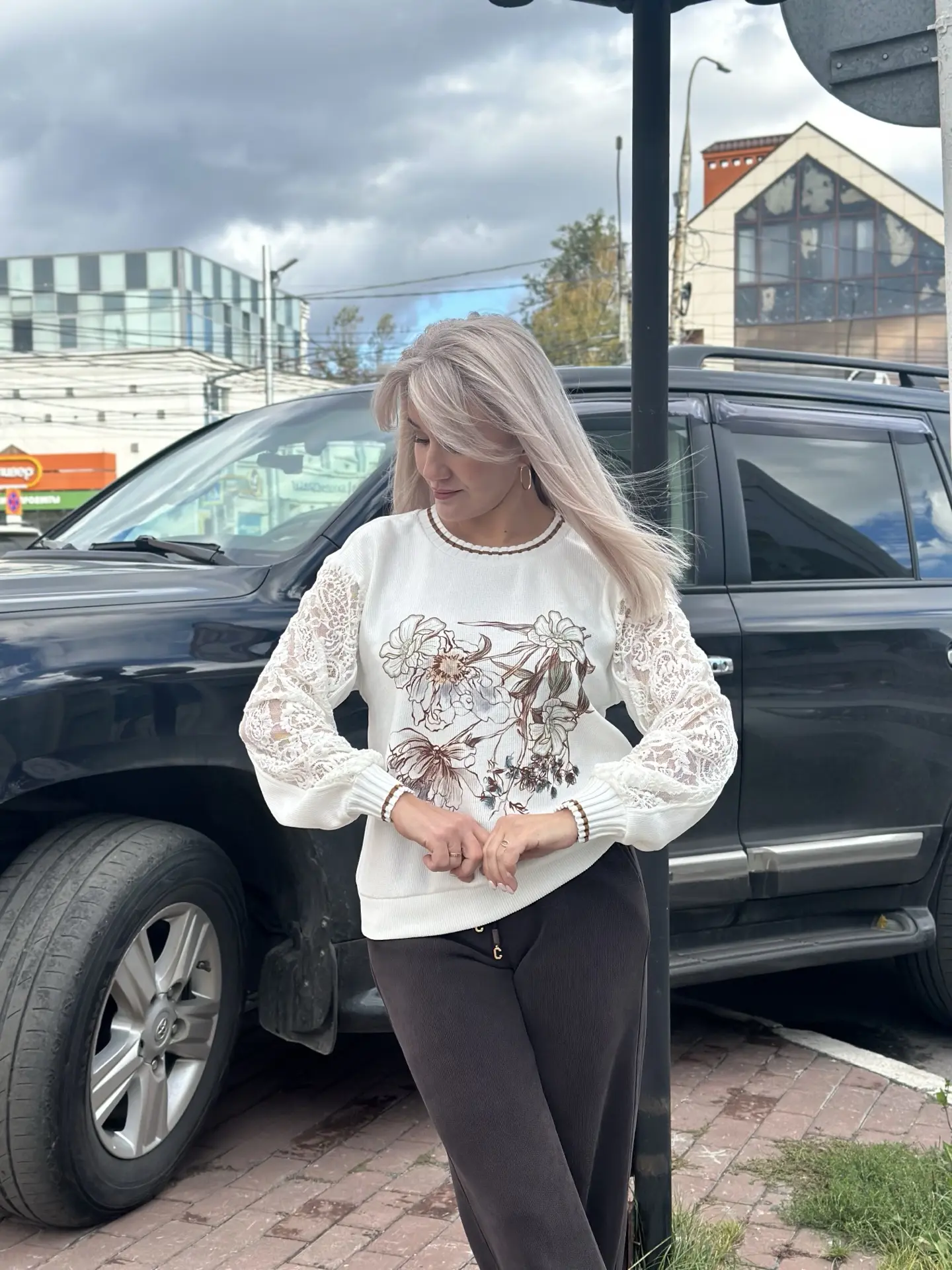 Девочки, посмотрите на эту очаровательную кофточку! 😍 Нежная, уютная, она сразу покоря...
