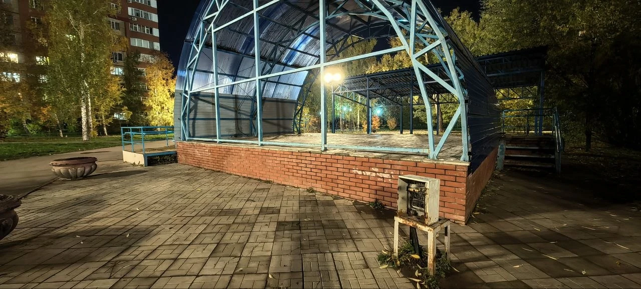 ⚡️ Открытый электрощит в сквере Дружбы народов обеспокоил омичей