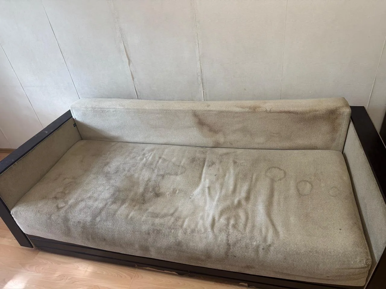 Диван 230*100 в сложенном; 230* 160 разложенном состоянии. Самовывоз.