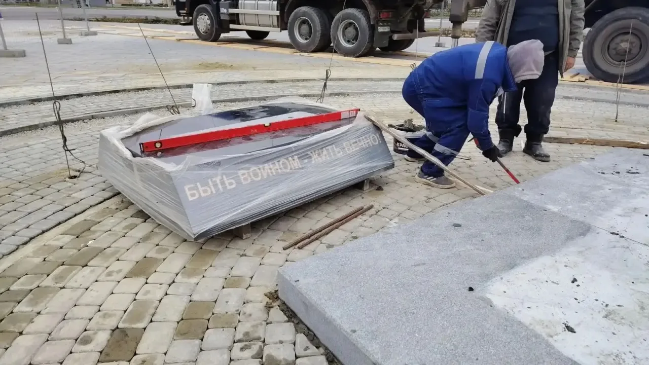 На Аллее Боевой Славы началась установка памятника новоуральцам, погибшим в ходе Специа...