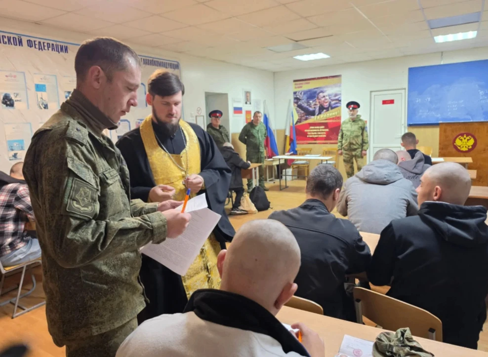 🙏 В Новошахтинске новобранцев напутствовали перед службой в армии