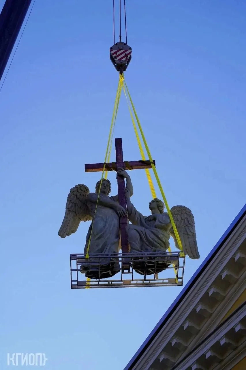 🕊 Ангелы вернулись на фронтон Духовной Академии