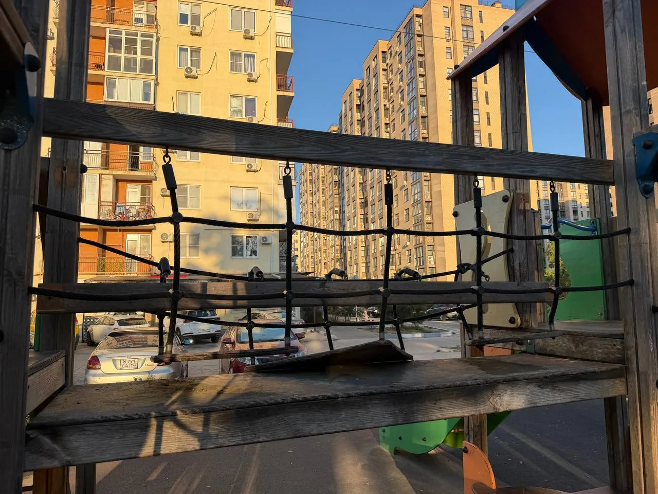 Детская площадка на Рождественской в очень плохом состоянии. Подписчица спрашивает, куд...