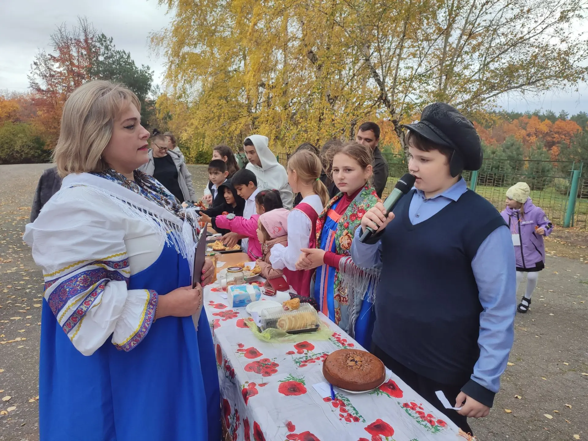 Сегодня  в нашей школе прошла традиционная осенняя ярмарка — яркое, шумное и очень вкус...