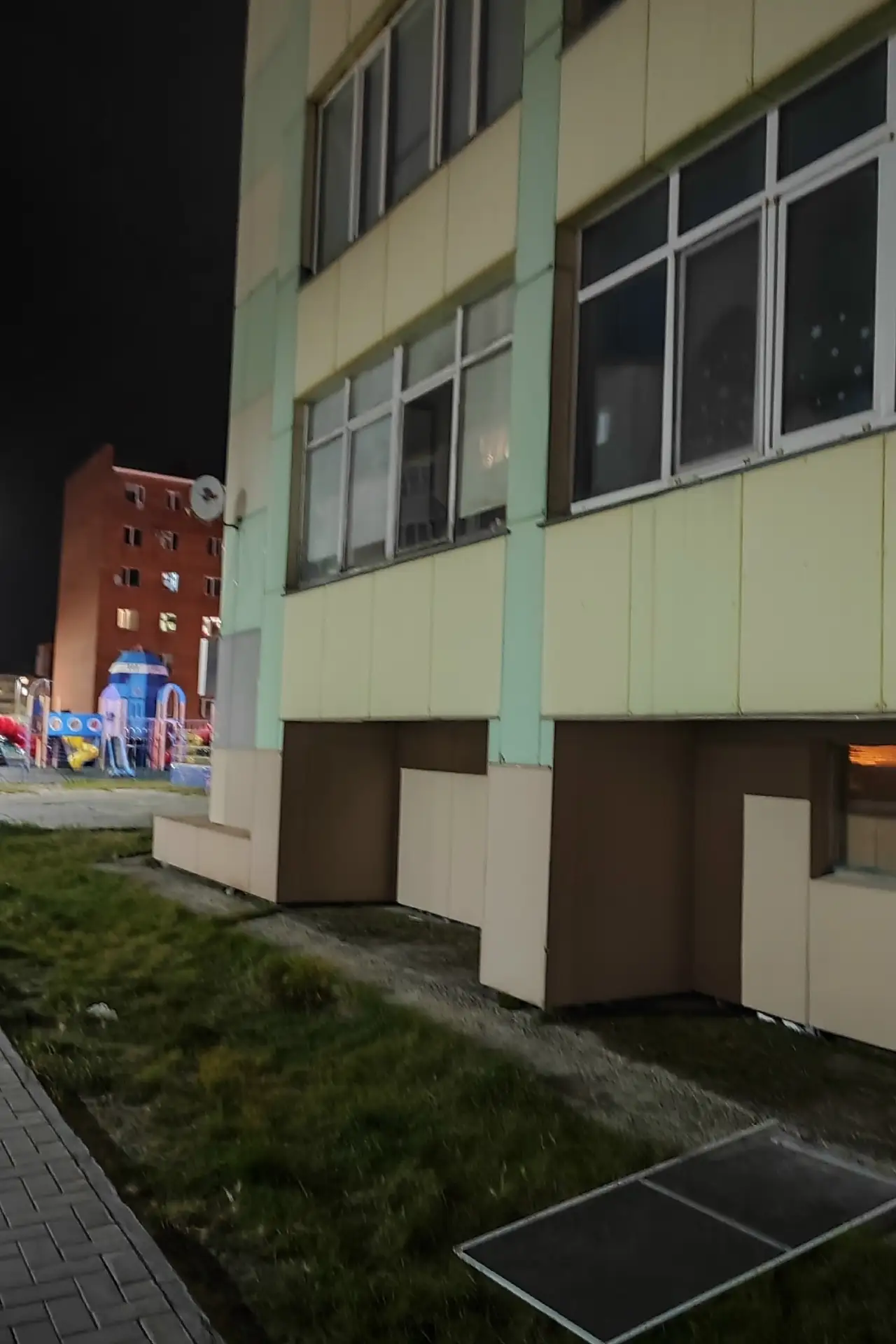 ✅ Нам пишут: У кого-то из этого дома (9-30) упала сетка с окна, вдруг увидят.
