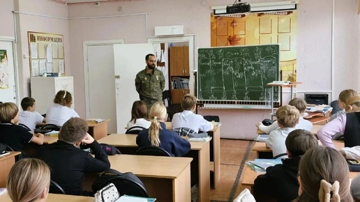Выпускник школы № 13 Новотроицка, участник СВО, встретился с учениками