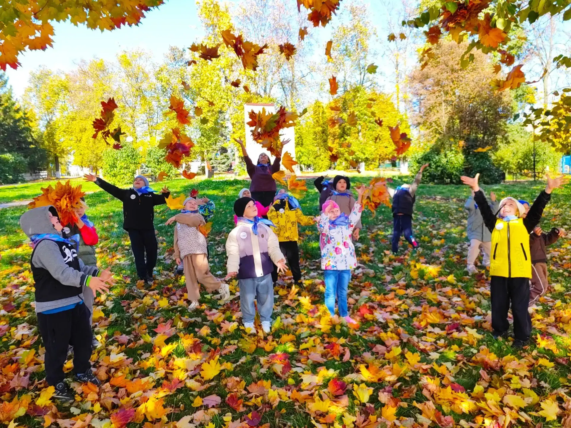 🍁🍂Осенняя  прогулка — отличный 👍способ укрепить здоровье ребёнка: свежий прохладный ...
