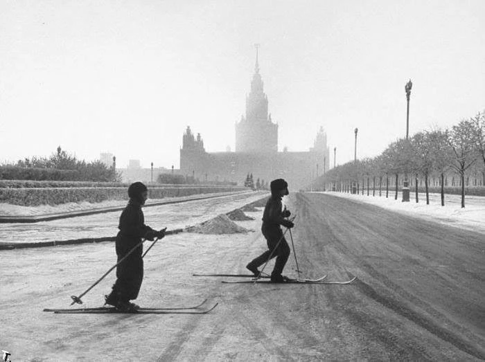 Москва, 1950-е. Юные лыжники на почти пустынном проспекте, а вдали - высотка МГУ. Зима,...