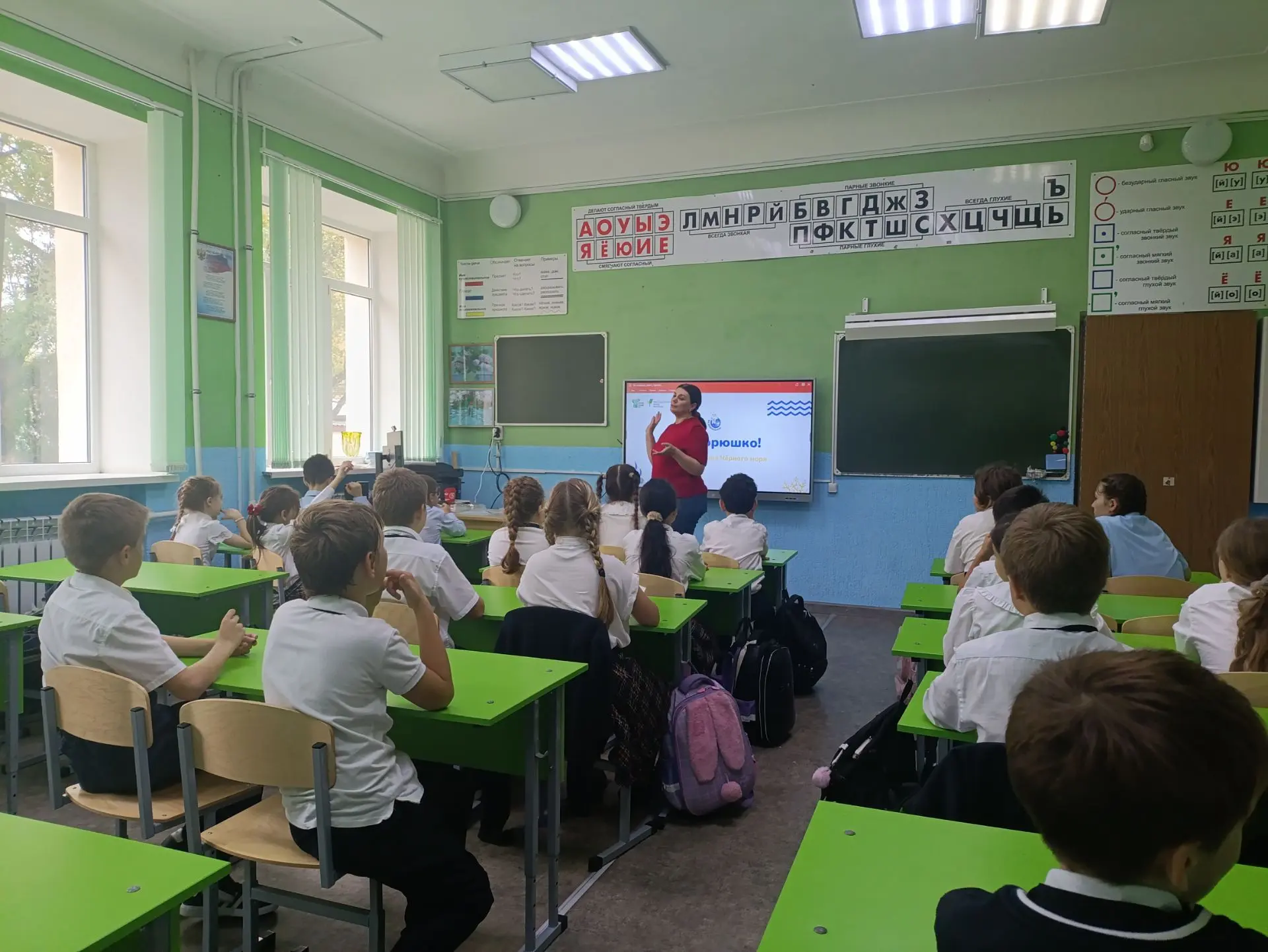 Сегодня  ученики 3 а и 3 б классов в сотрудничестве с экологической организацией присту...