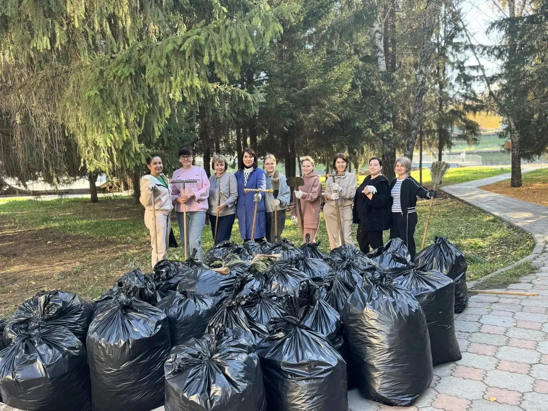🍂Сотрудники Управления культуры провели осенний субботник: вместе собрали опавшую лист...