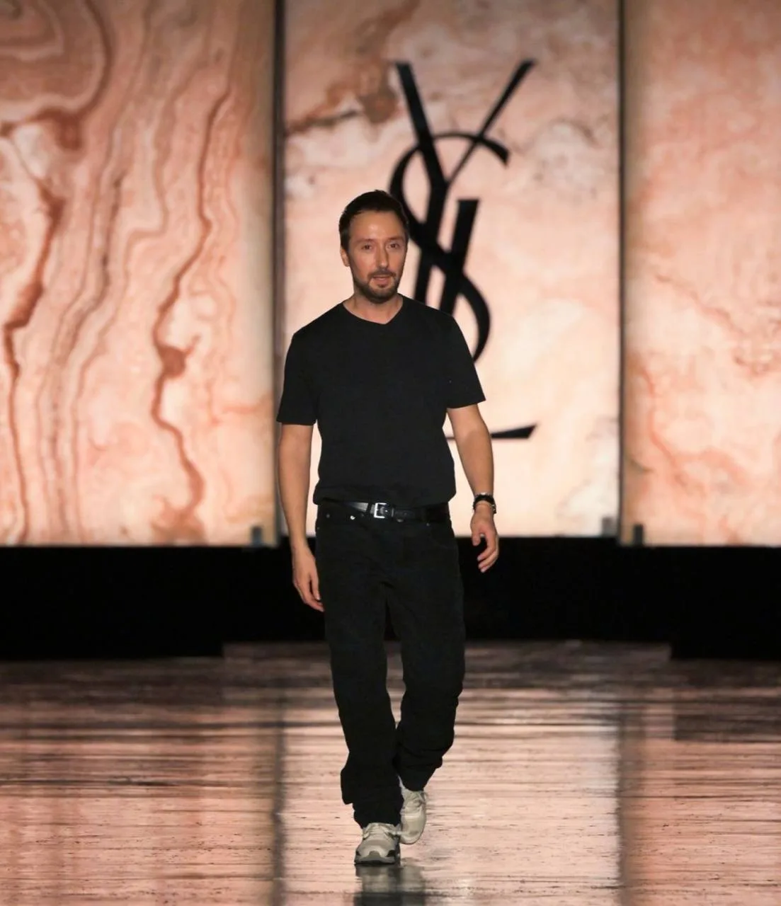 Энтони Вакарелло покидает пост креативного директора Saint Laurent после десяти лет во ...