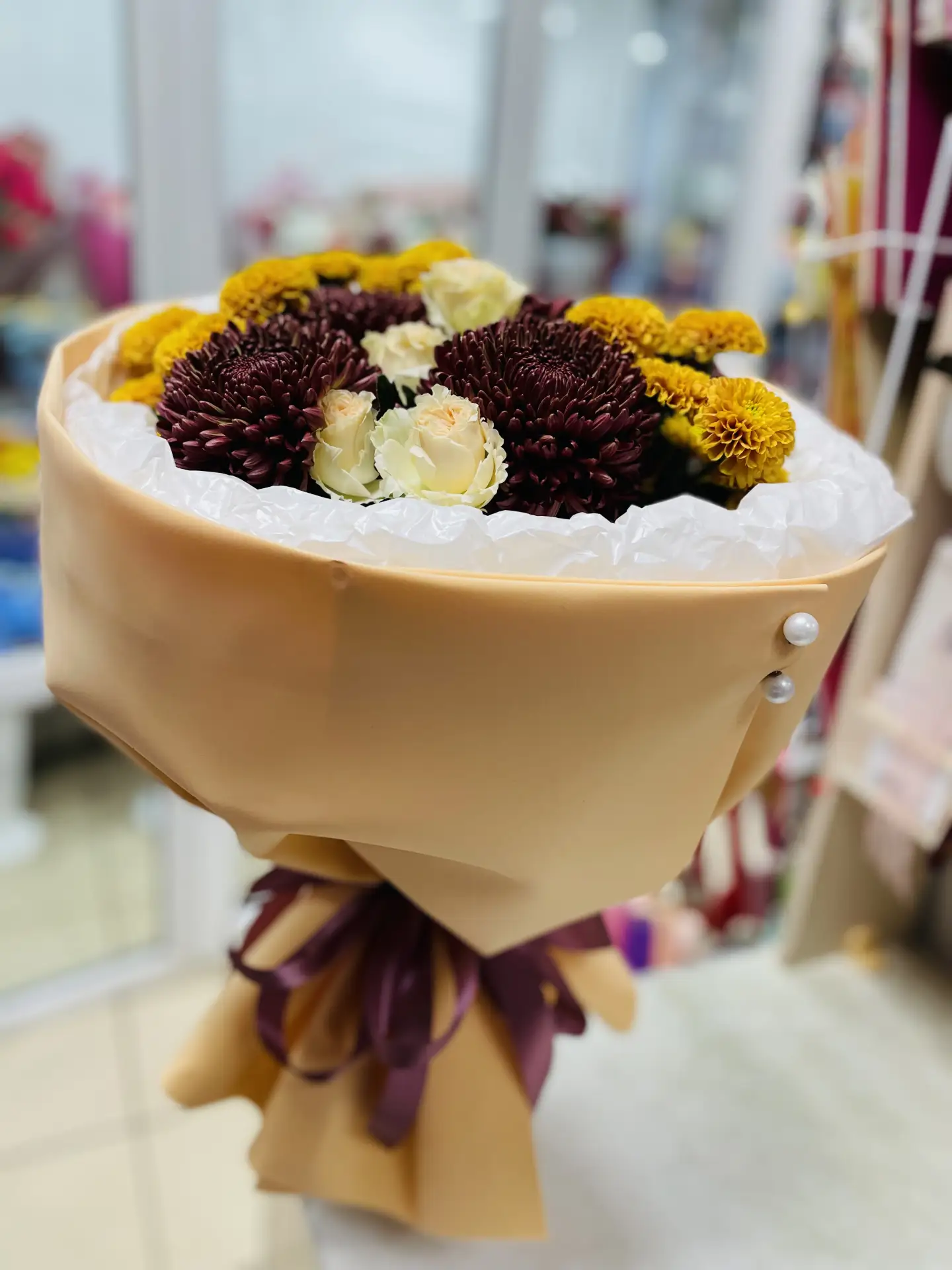 «Стильный букет из кустовых и одноголовых хризантем: кустовые придают композиции пышнос...