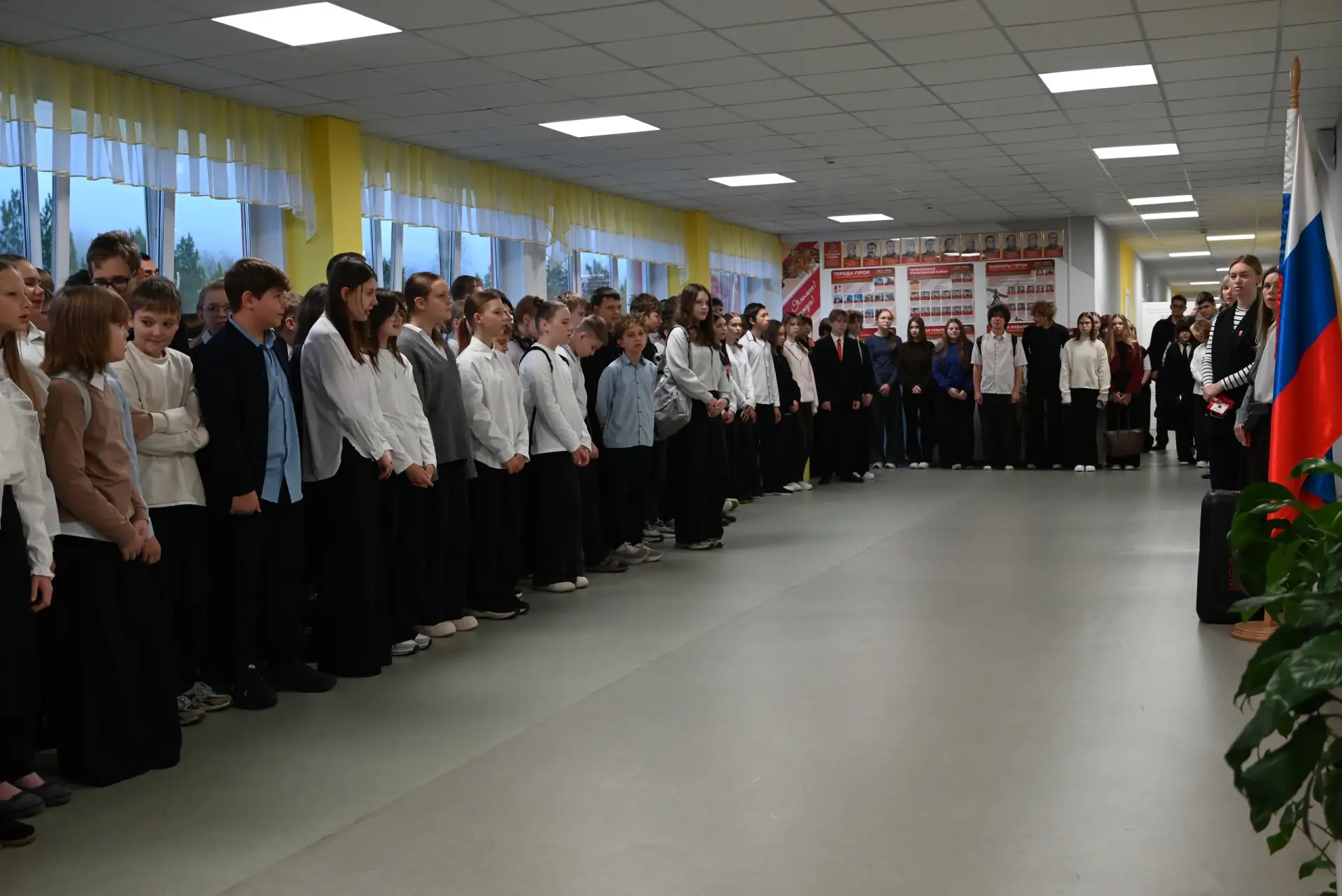 Новая неделя началась традиционно с линейки и исполнения гимна Российской Федерации.