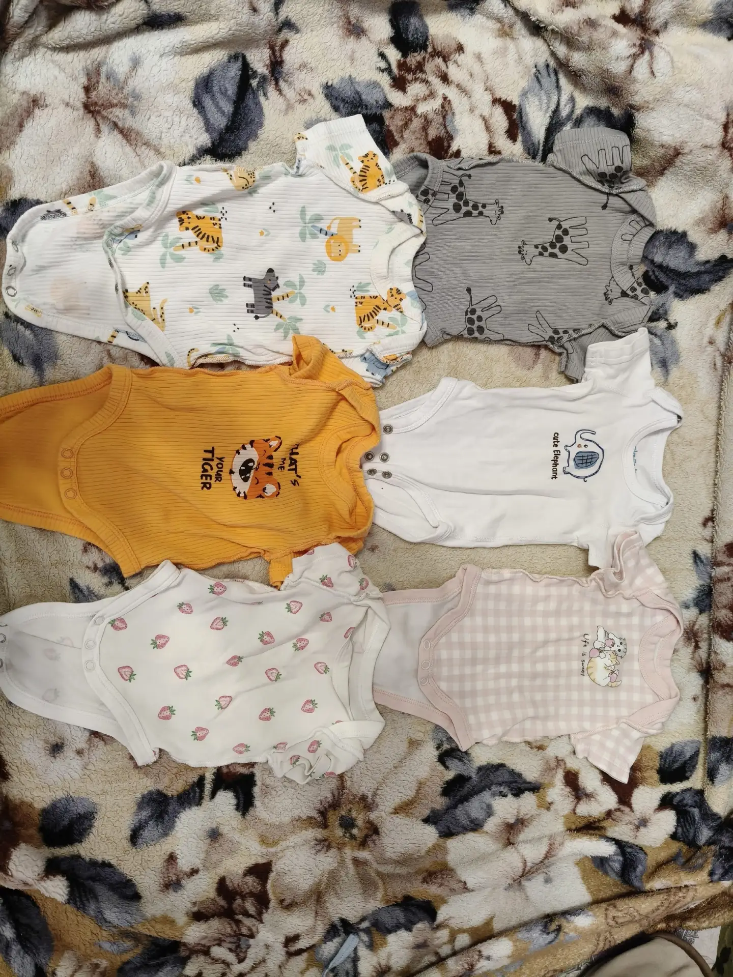 Продаю бодики  с коротким рукавом для новорожденной девочки, размер 56 ( 5 штук), 62 ра...
