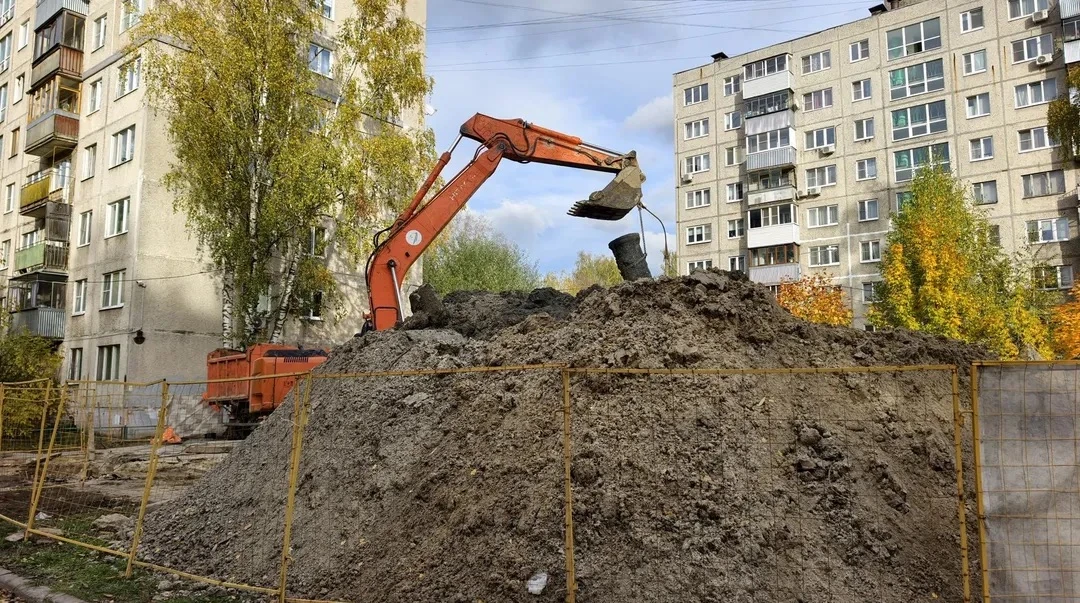 🚧 На улице Урицкого  меняют канализационные трубы