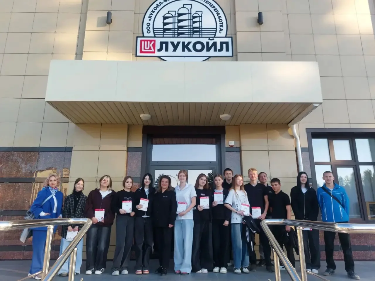 🛢️ 7 октября учащиеся 9 «Д» класса посетили музей истории на Волгоградском НПЗ «Лукойл».