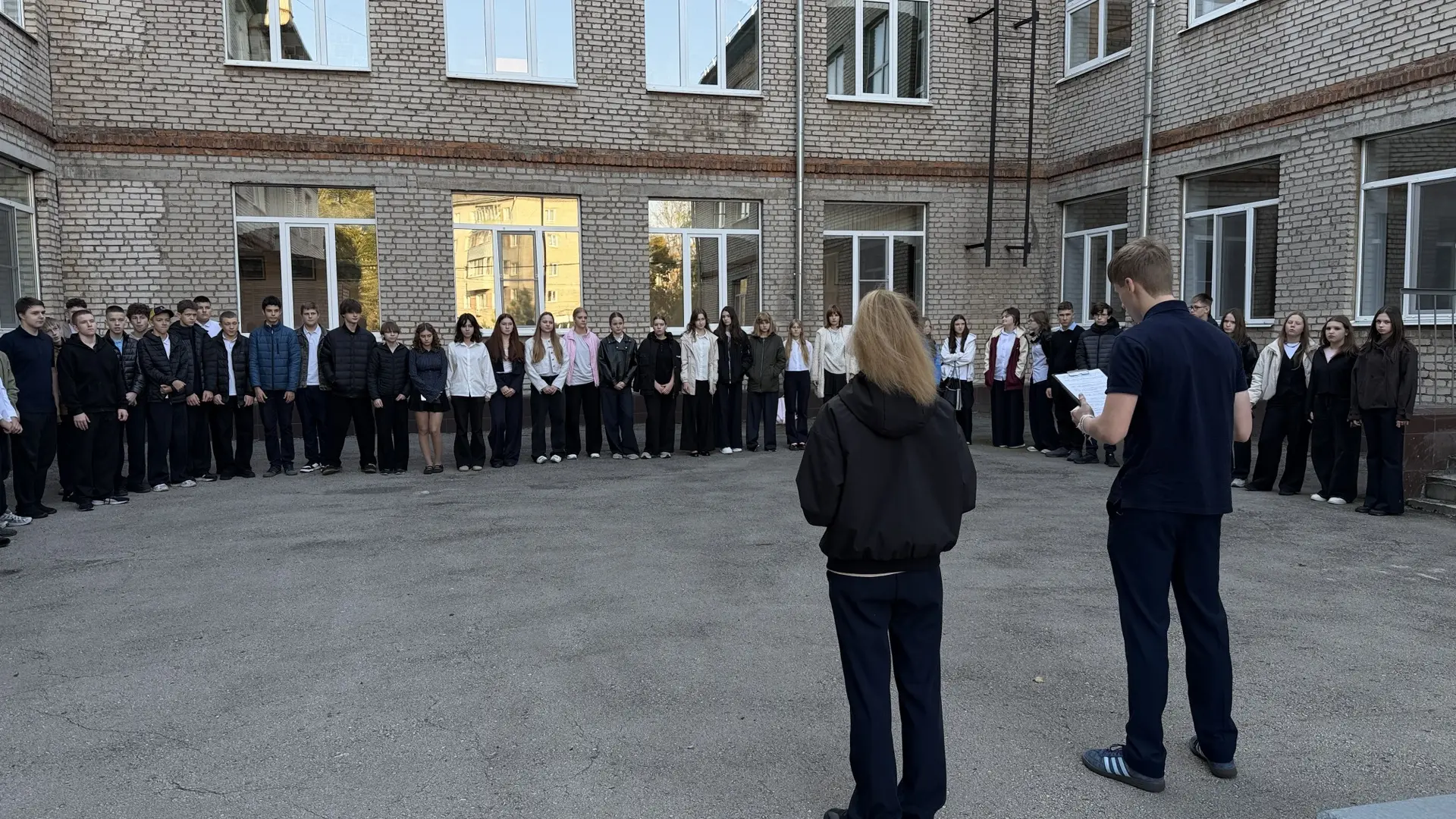 Каждый понедельник в нашем центре образования начинается с торжественной церемонии подн...