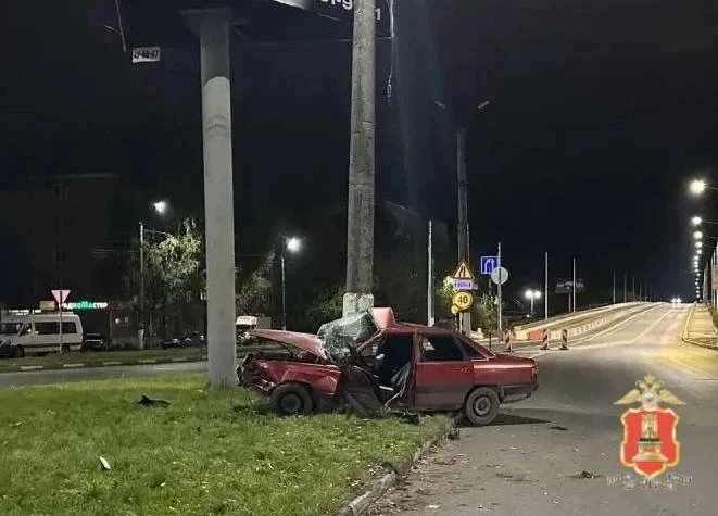 Подросток за рулём Audi врезался в столб в Твери: появились подробности